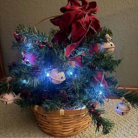 NEW Gnome in a Natural Wicker Basket w/ LED Fairy Lights & Artificial Evergreens - Picture 4 of 14